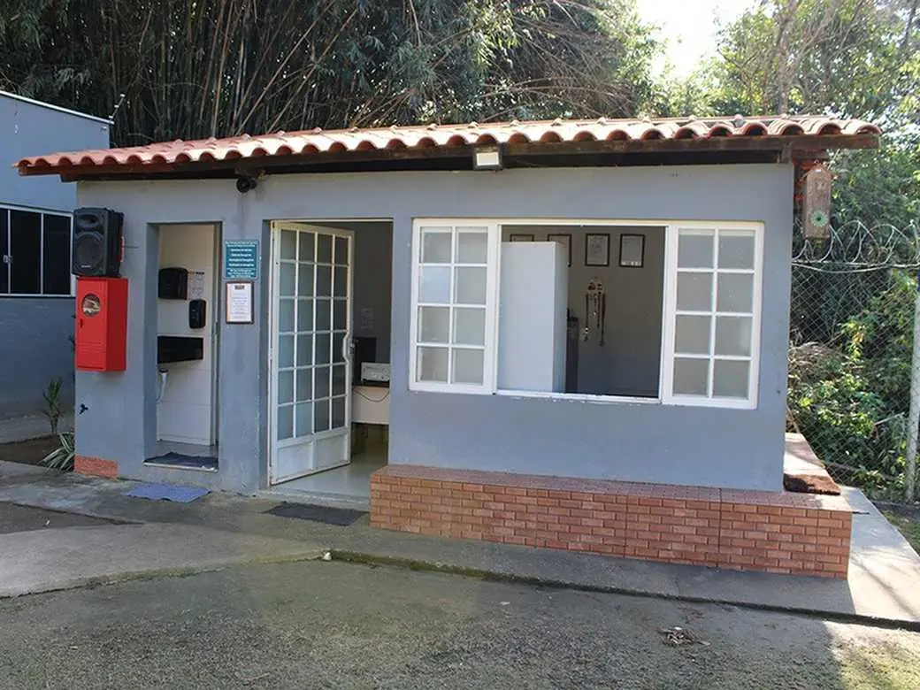 Entrada segura e discreta da clínica de reabilitação Recanto Serrana