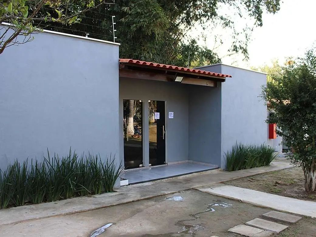 Área externa com piscina e quiosques da clínica de reabilitação