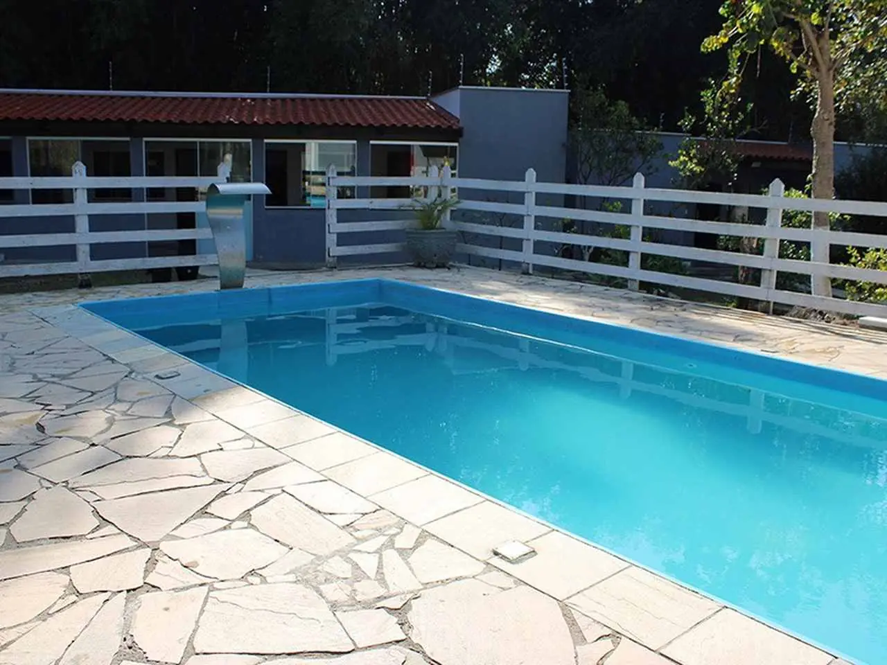Vista da piscina a partir do quiosque terapêutico da clínica